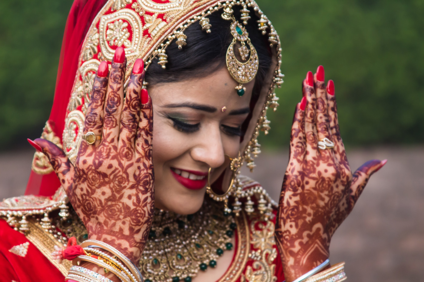 35+ Photo Ideas to Flaunt Your Bridal Chooda Because Why Not? |  WeddingBazaar